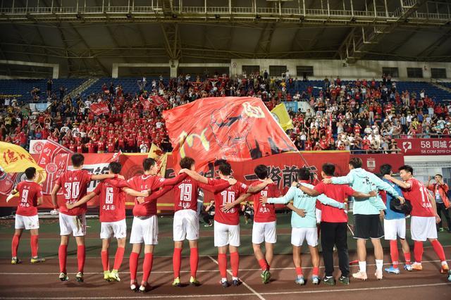 体育热点新闻深度盘点 赛场表现与数据变化全解读